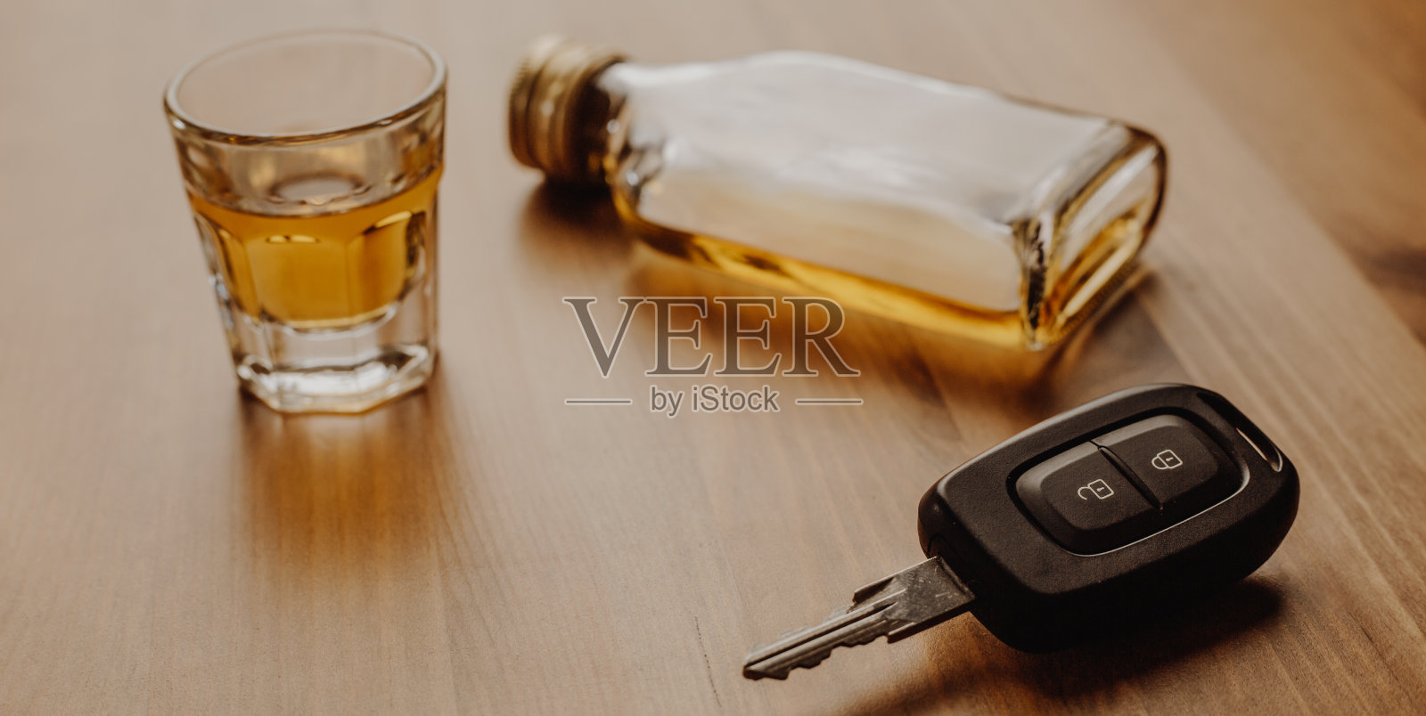 近距离一辆车的钥匙和非常强烈的酒精在桌子上，不喝酒和开车的概念照片摄影图片