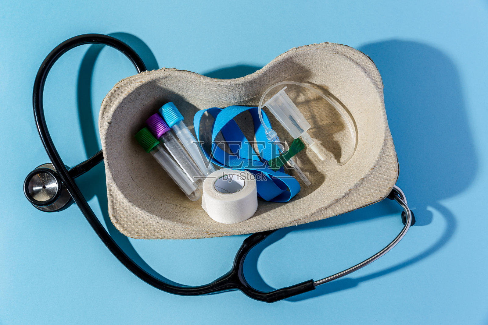 蓝色背景的医疗采血设备照片摄影图片