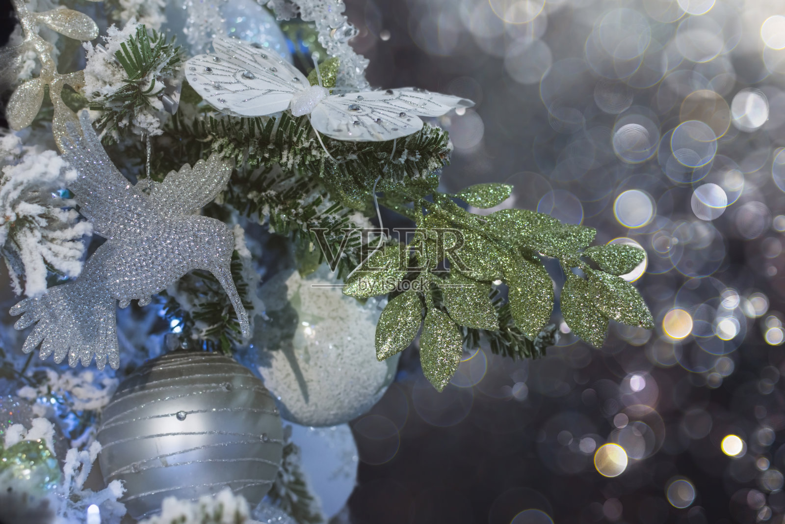 白色和银色的圣诞树装饰照片摄影图片