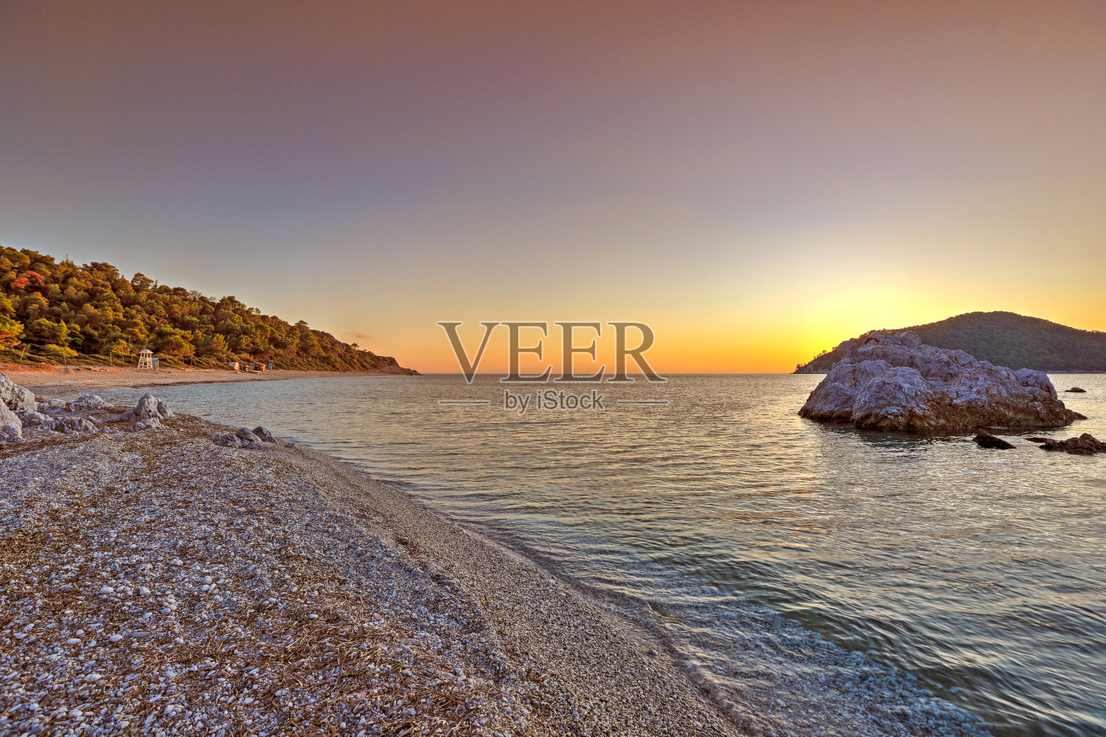 希腊斯科佩罗斯的米利亚海滩上的日落照片摄影图片