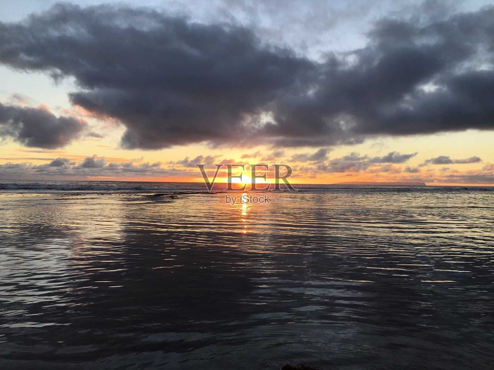 夏威夷考艾岛凯卡哈的冬日日落。照片摄影图片