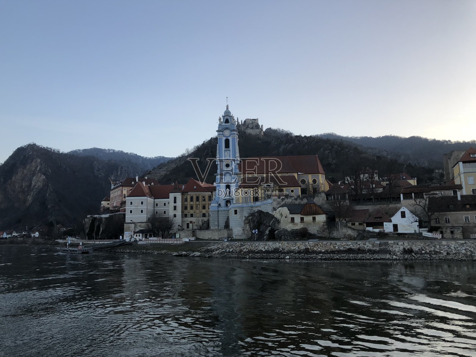 河上的海克游船在清晨日出时从船尾观看多瑙河Dürnstein照片摄影图片