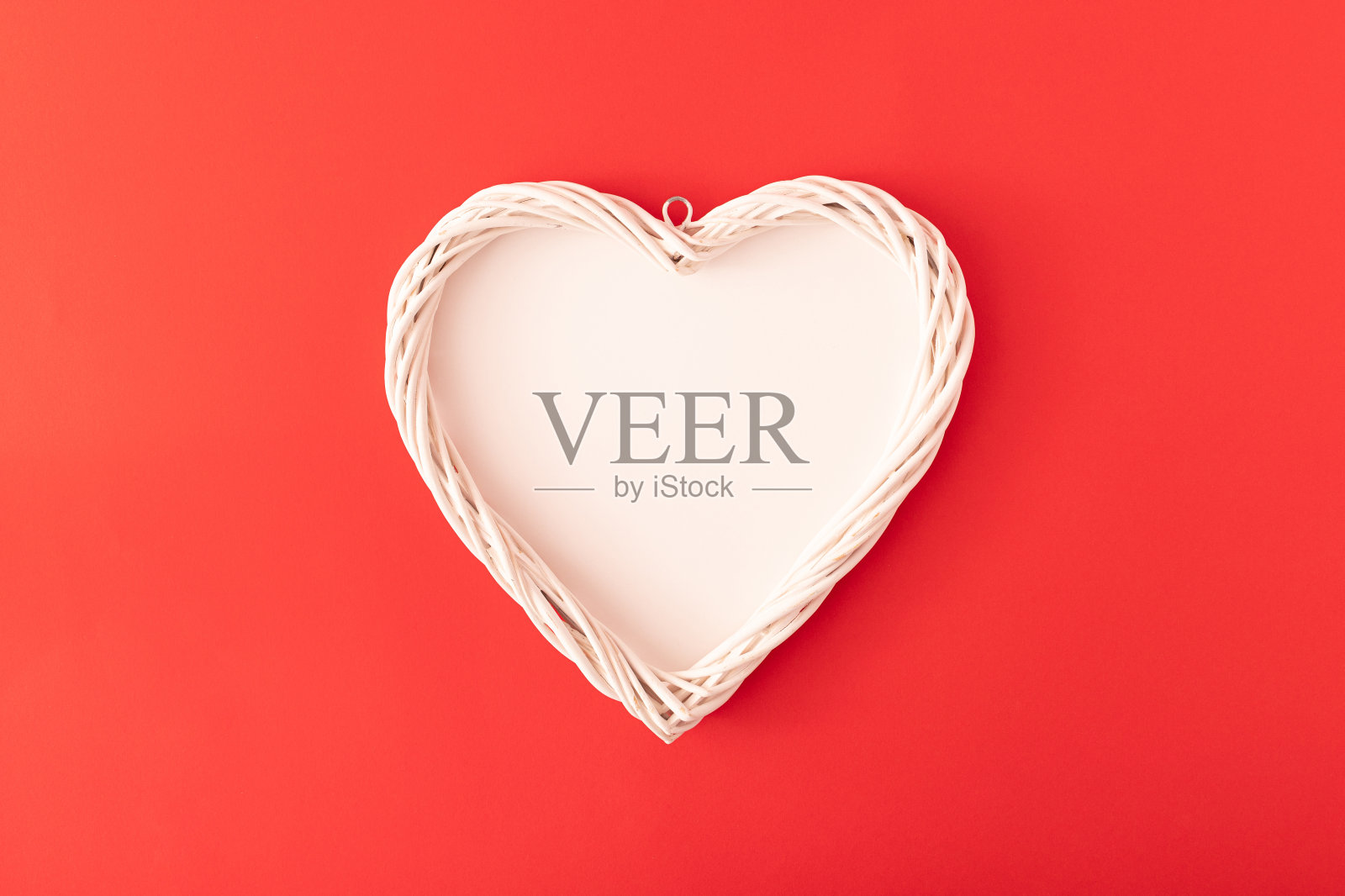 红色背景上的白色心形图案。平的。爱的概念。照片摄影图片