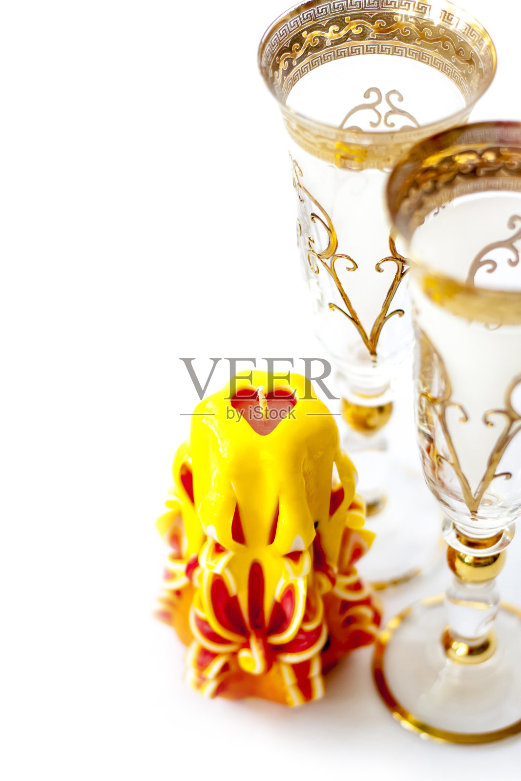 美丽的，雕刻的，黄色的蜡烛在白色的背景。照片摄影图片