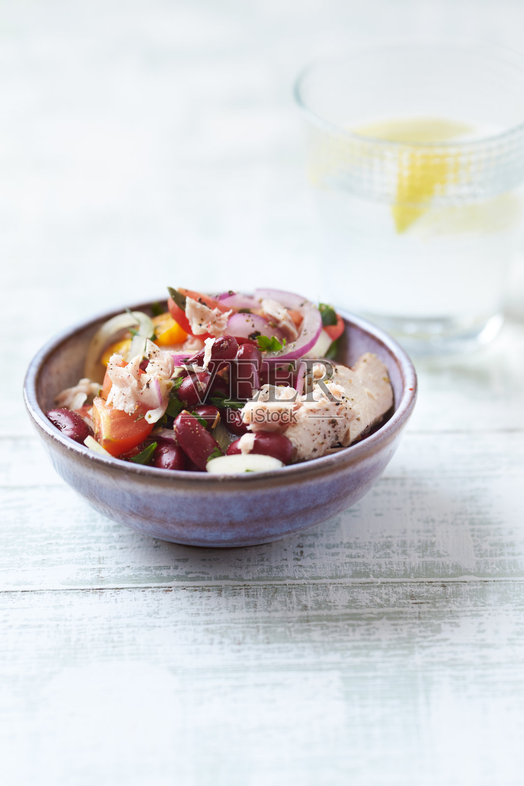 金枪鱼和圣女果沙拉。木制背景。关闭了。副本的空间。照片摄影图片