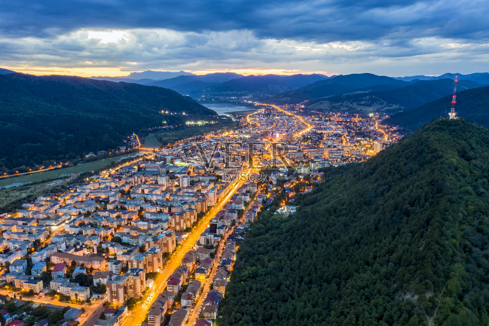 罗马尼亚城市灯光的空中景观照片摄影图片