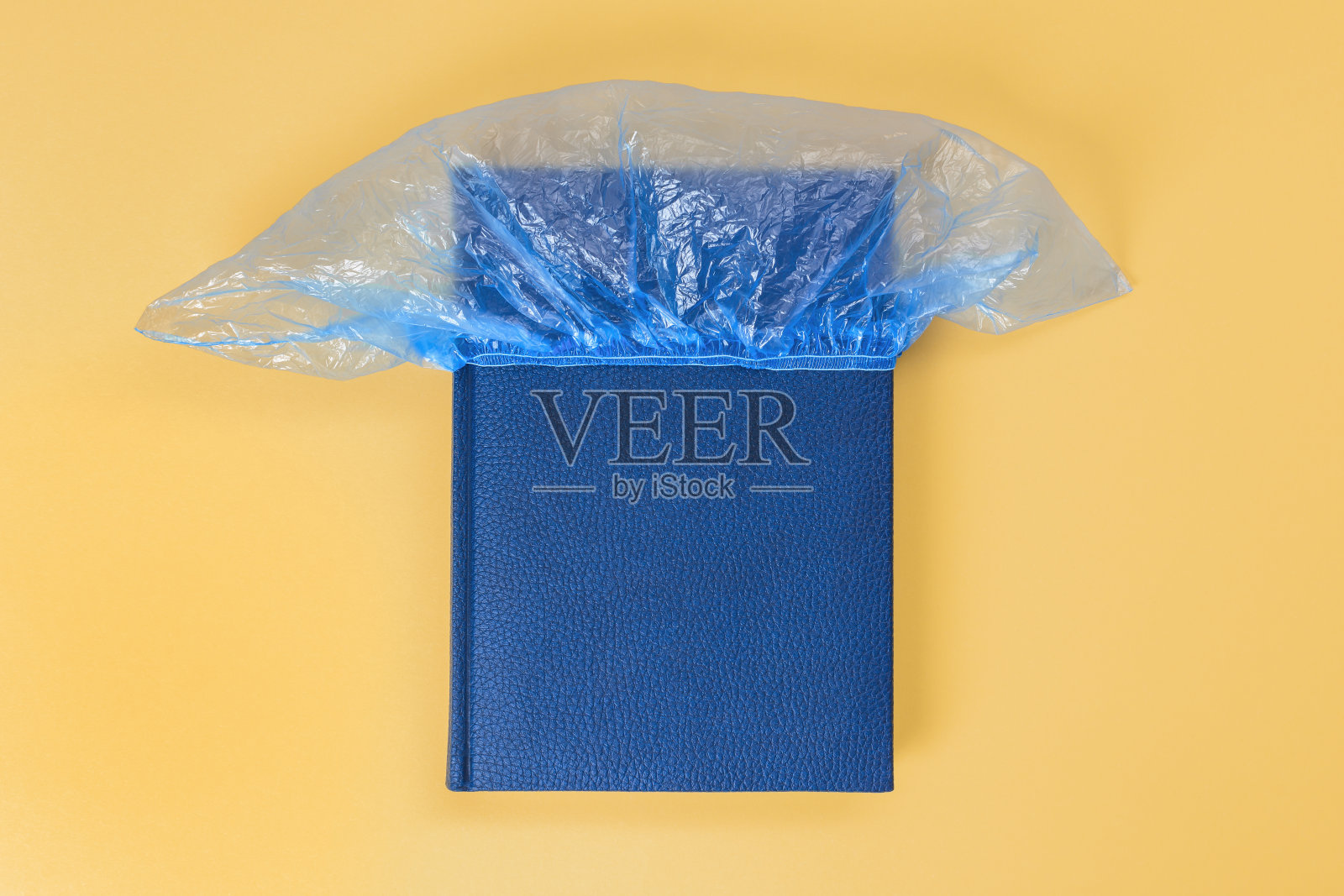 笔记本用鞋套包着。信息安全的概念。照片摄影图片