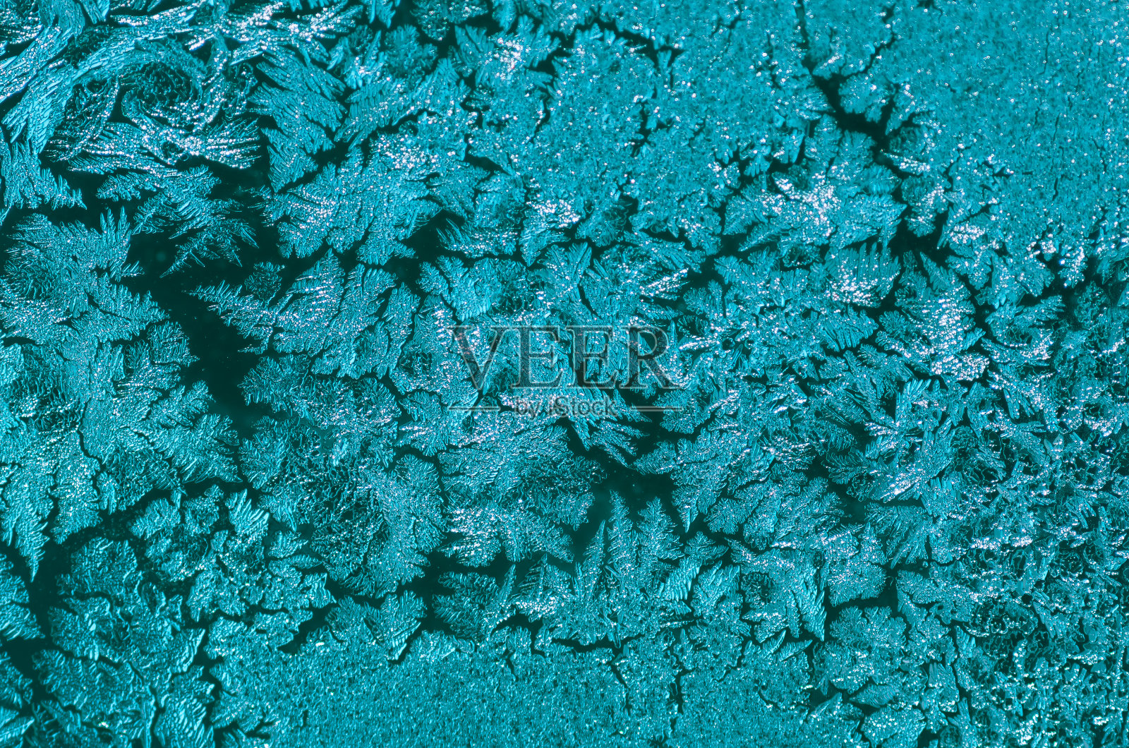 玻璃上有冰的图案。冬天的背景照片摄影图片