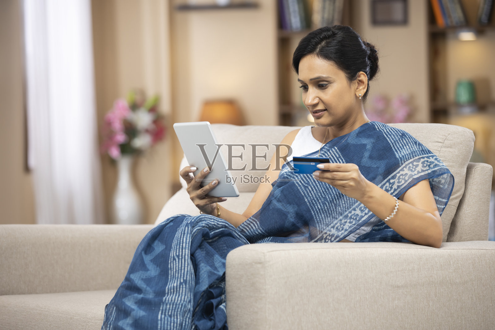 成熟的女人在家里-库存照片照片摄影图片