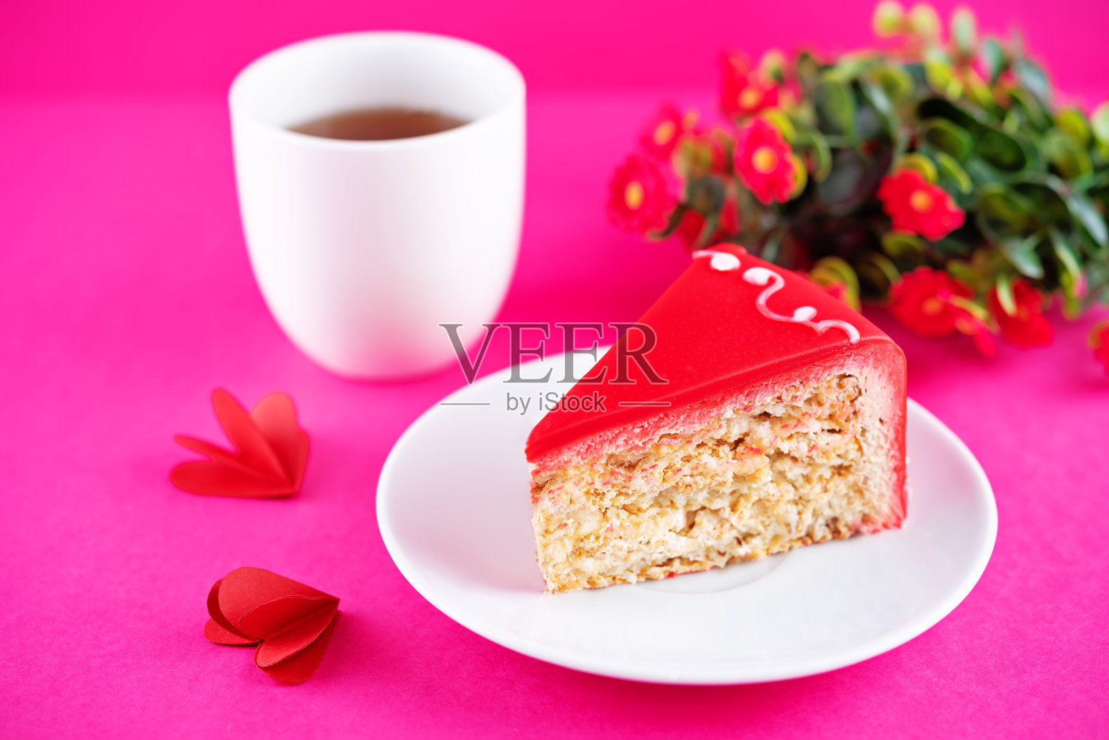 情人节装在盘子里的红坚果梅伦格蛋糕照片摄影图片