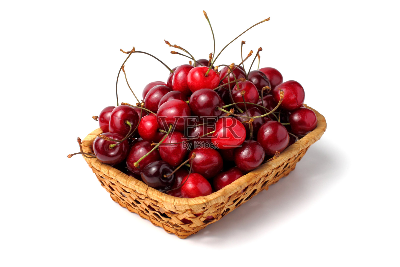 成熟多汁的樱桃放在柳条篮子里，白色背景，孤立。春季或夏季主题的概念。照片摄影图片