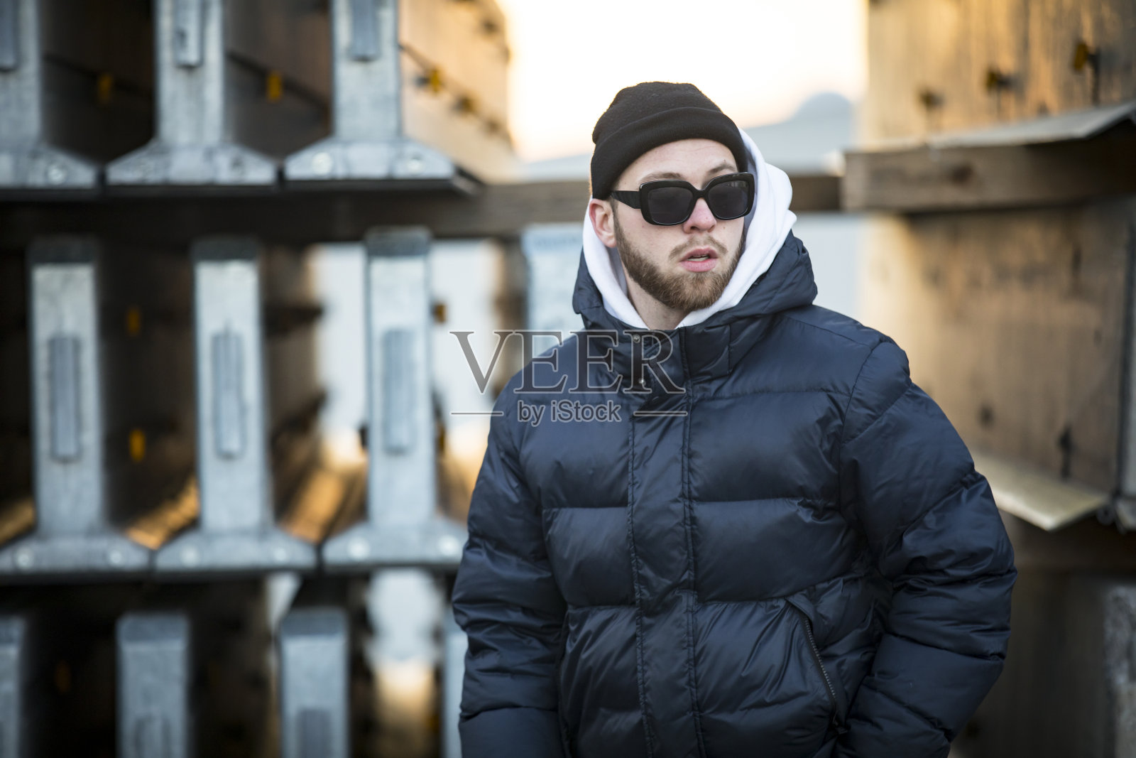 年轻的成年人与冷静的态度在工业区户外照片摄影图片