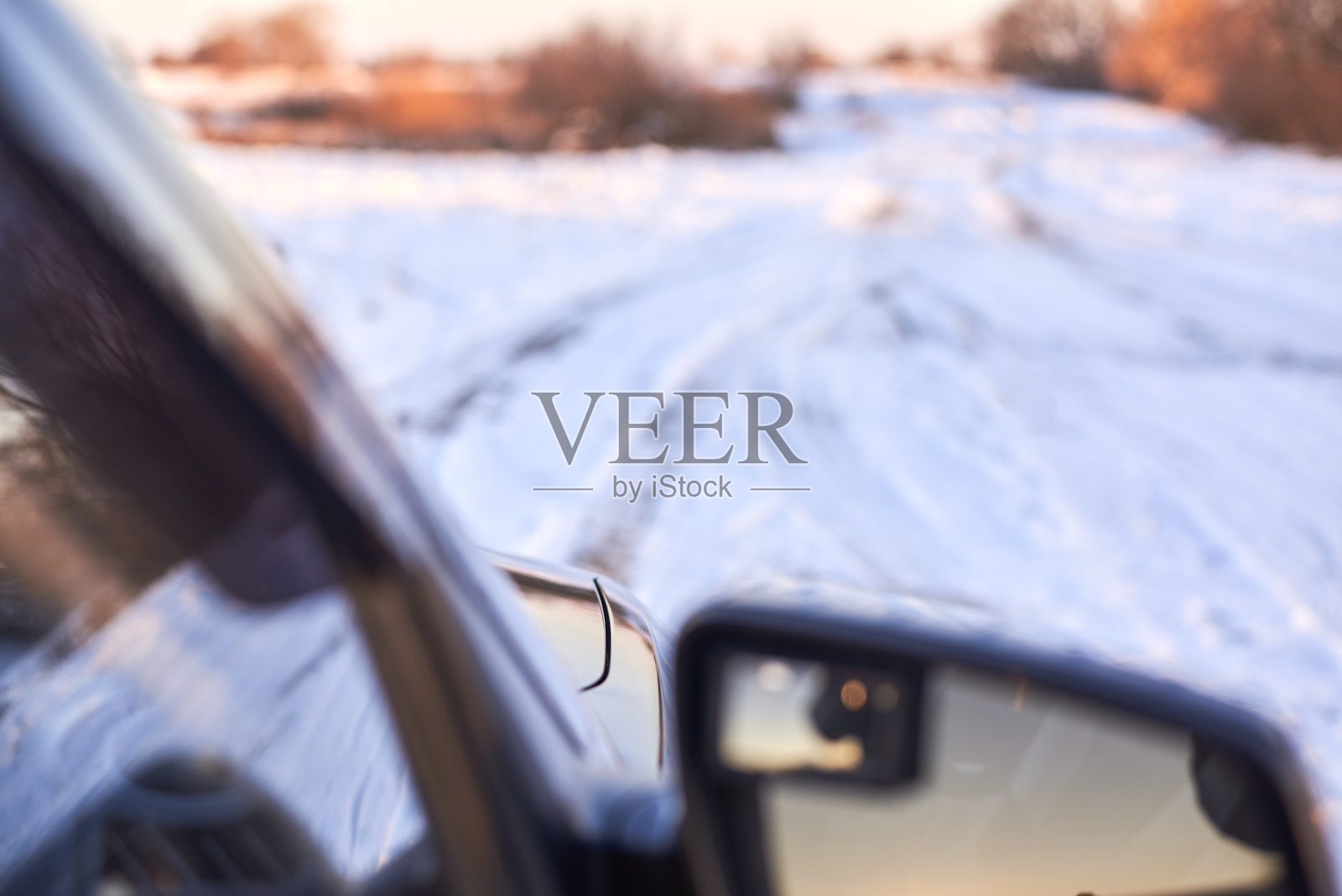 路上的汽车被雪覆盖着。照片摄影图片