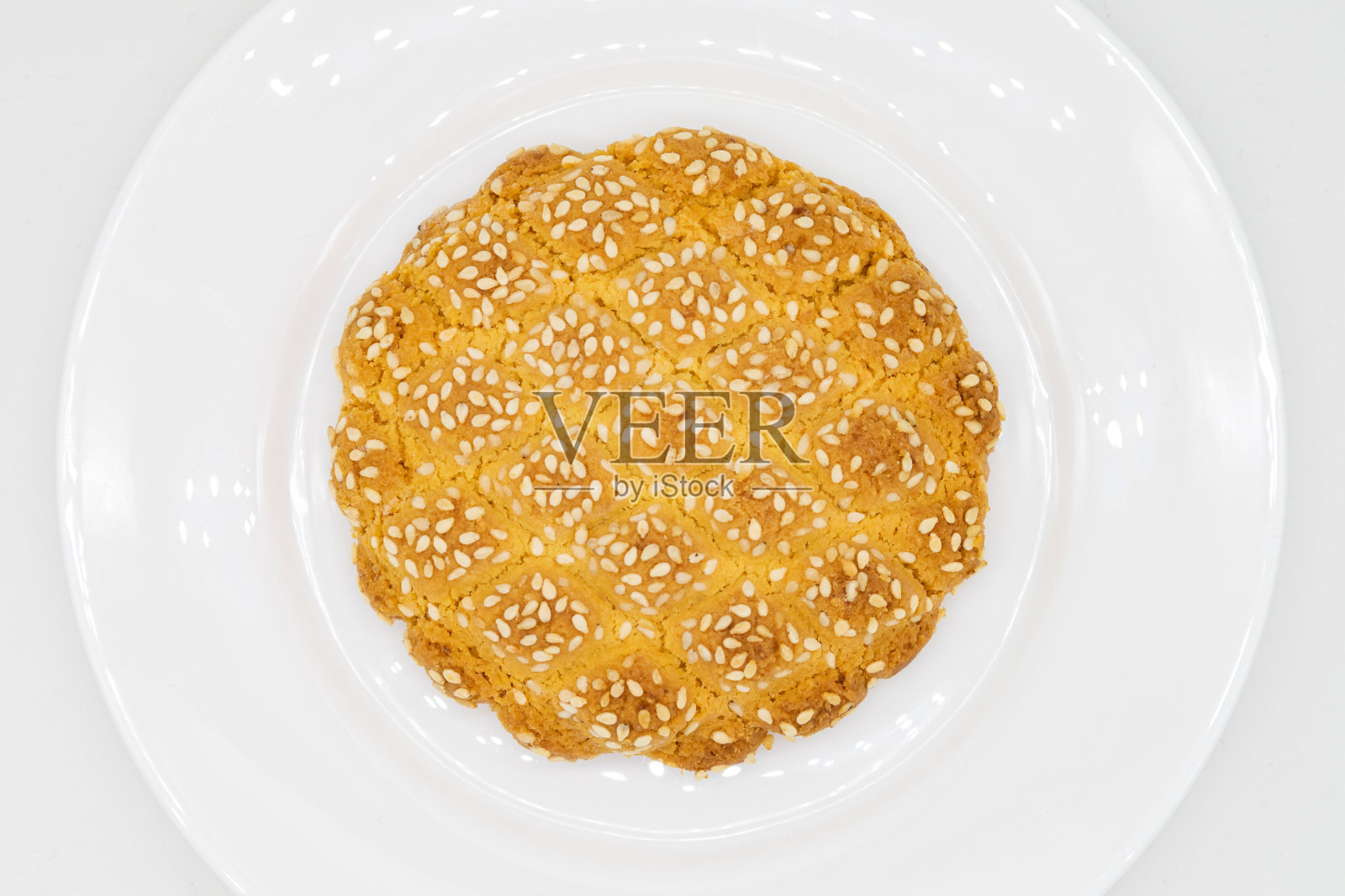 白色盘子上的亚洲芝麻饼干照片摄影图片