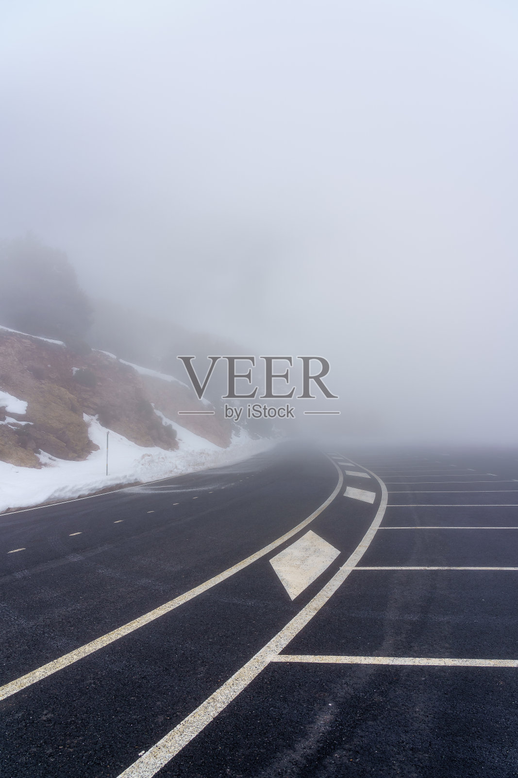 晴天白雪雾中的山路照片摄影图片