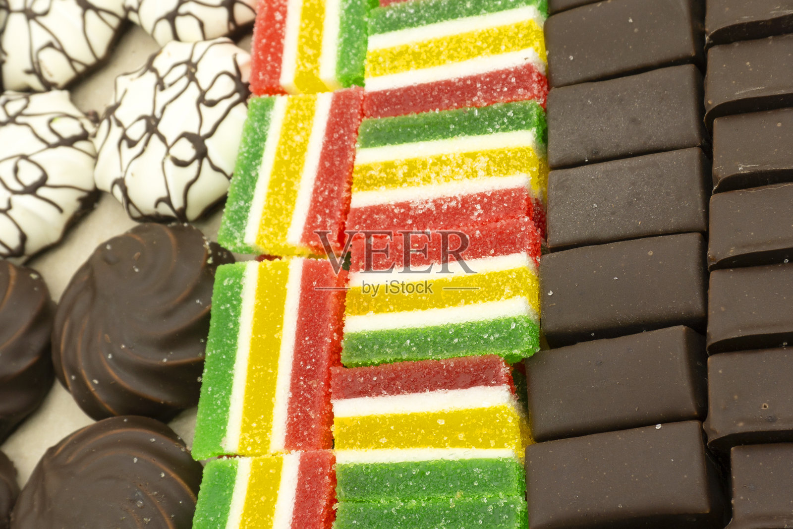 彩色的迷你棉花糖孤立的白色背景，宏观。松软的棉花糖质地和图案。高分辨率图像。照片摄影图片