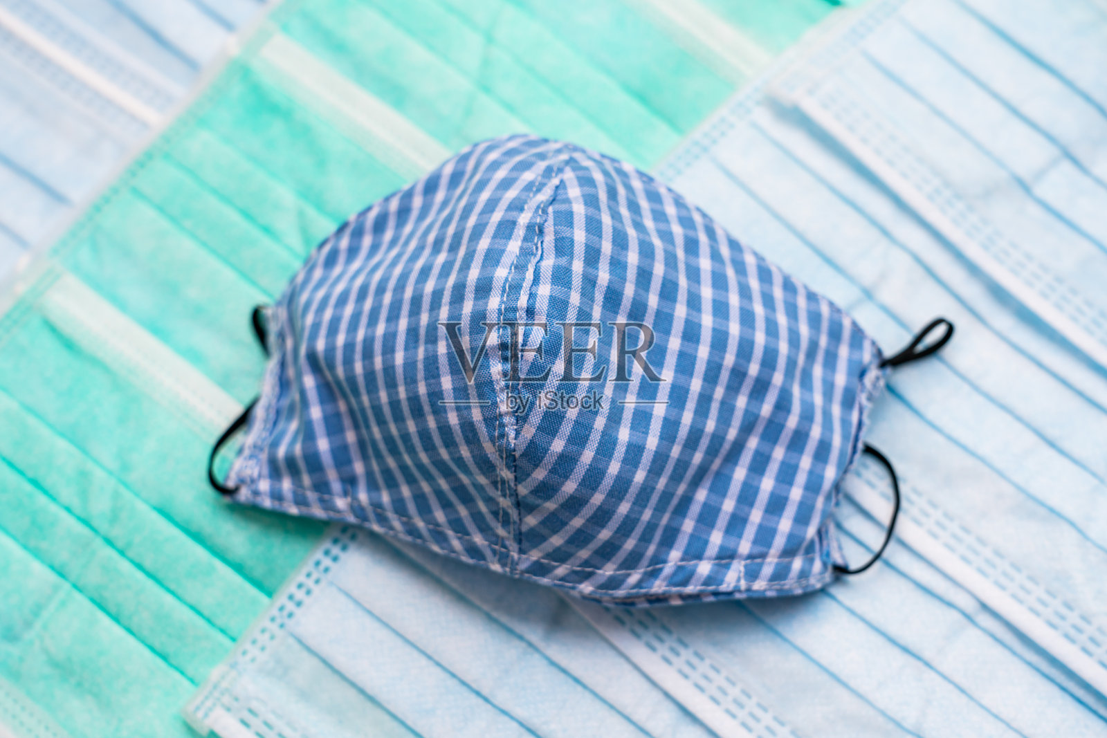 彩色布口罩上的外科口罩图案背景照片摄影图片