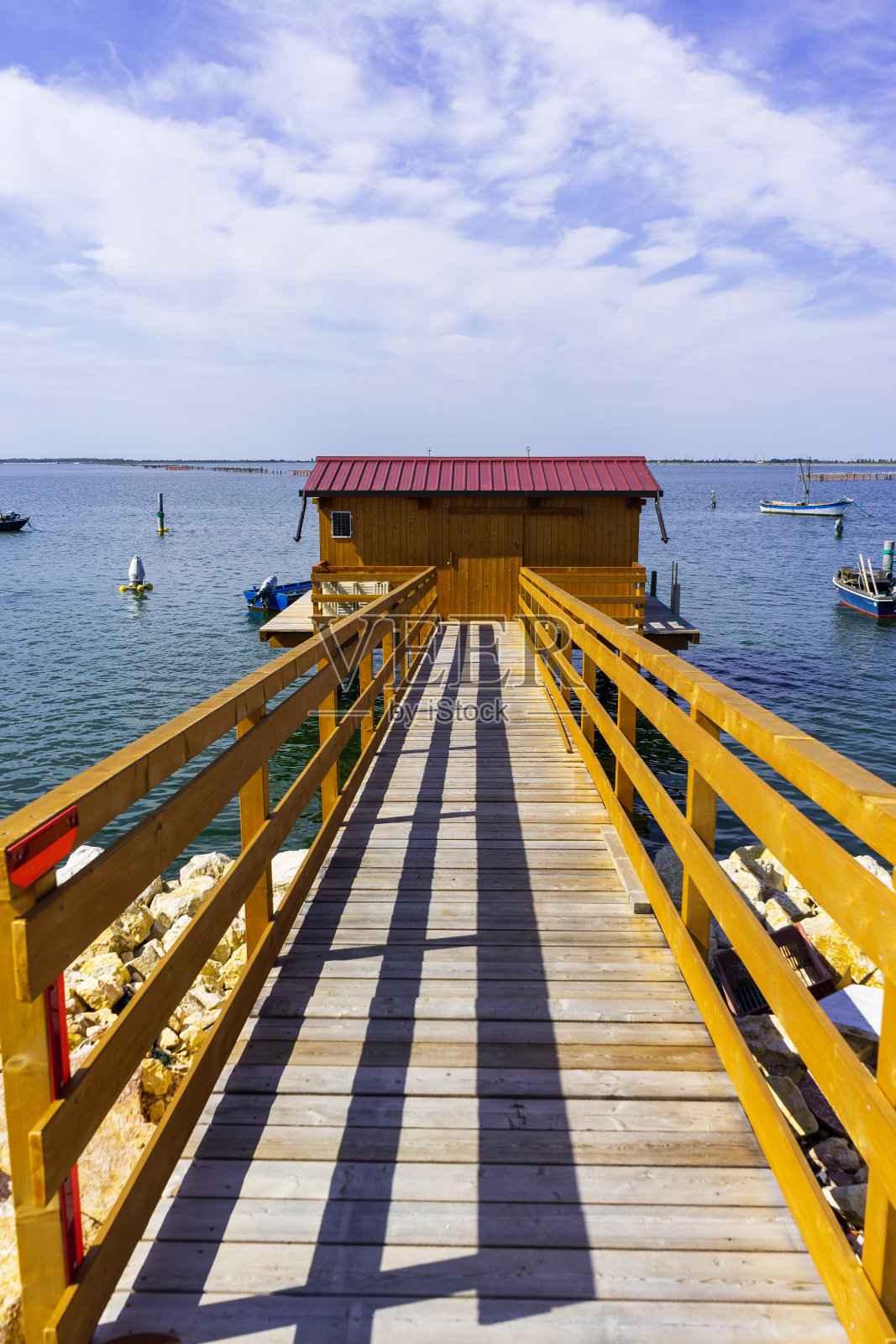 湖上小屋的木制人行道照片摄影图片