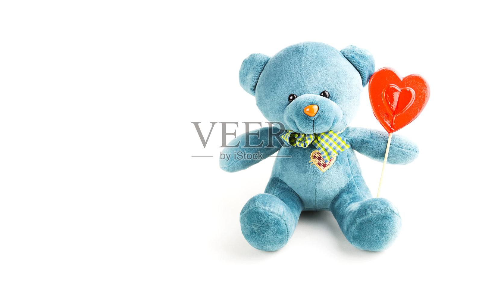 绿松石软软的泰迪熊，红色的棒棒糖心，白色的背景。爱，给女孩的礼物，爱的宣言，情人节。本空间照片摄影图片