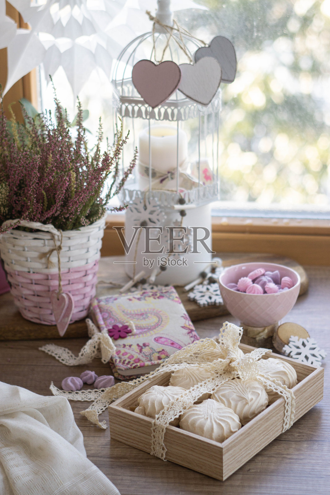 用和风和蛋白霜装饰的节日食物组合照片摄影图片