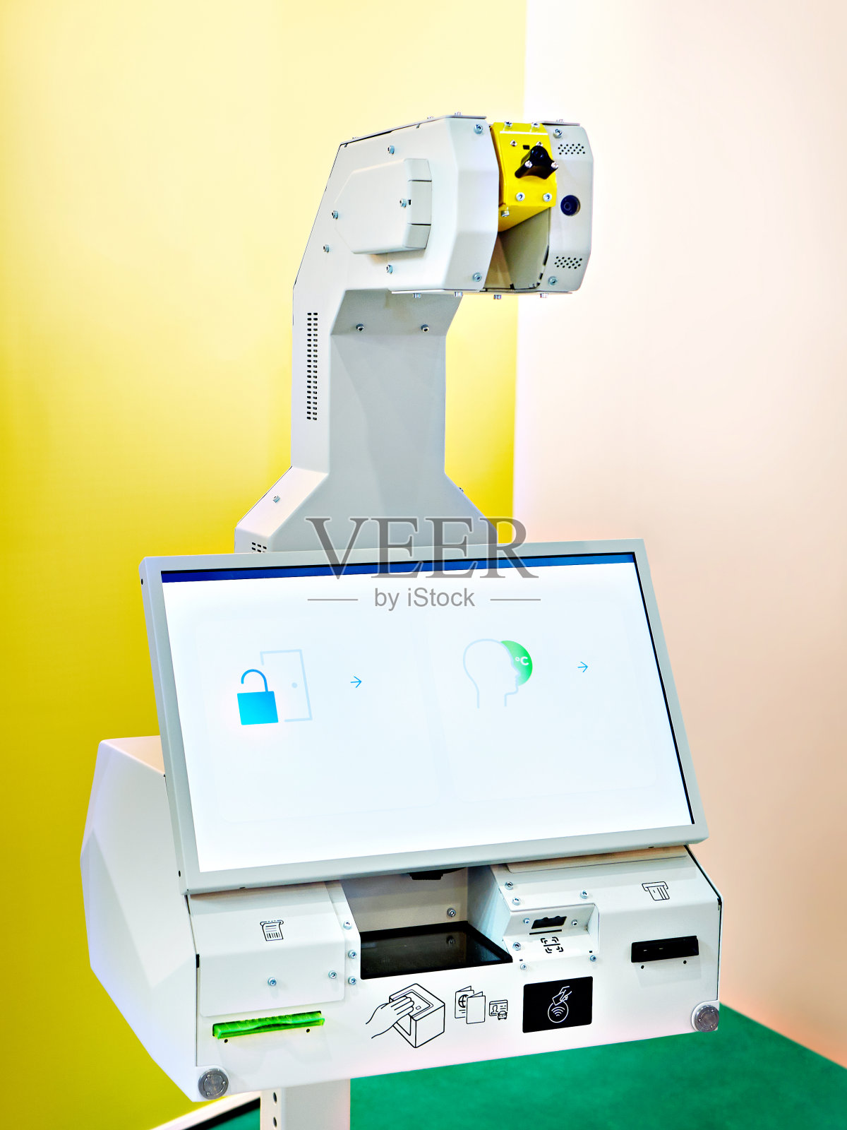 访客登记和温度测量的机器人终端照片摄影图片
