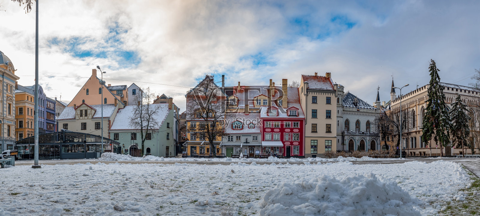 冬季拉脱维亚里加老城里伍广场全景。照片摄影图片
