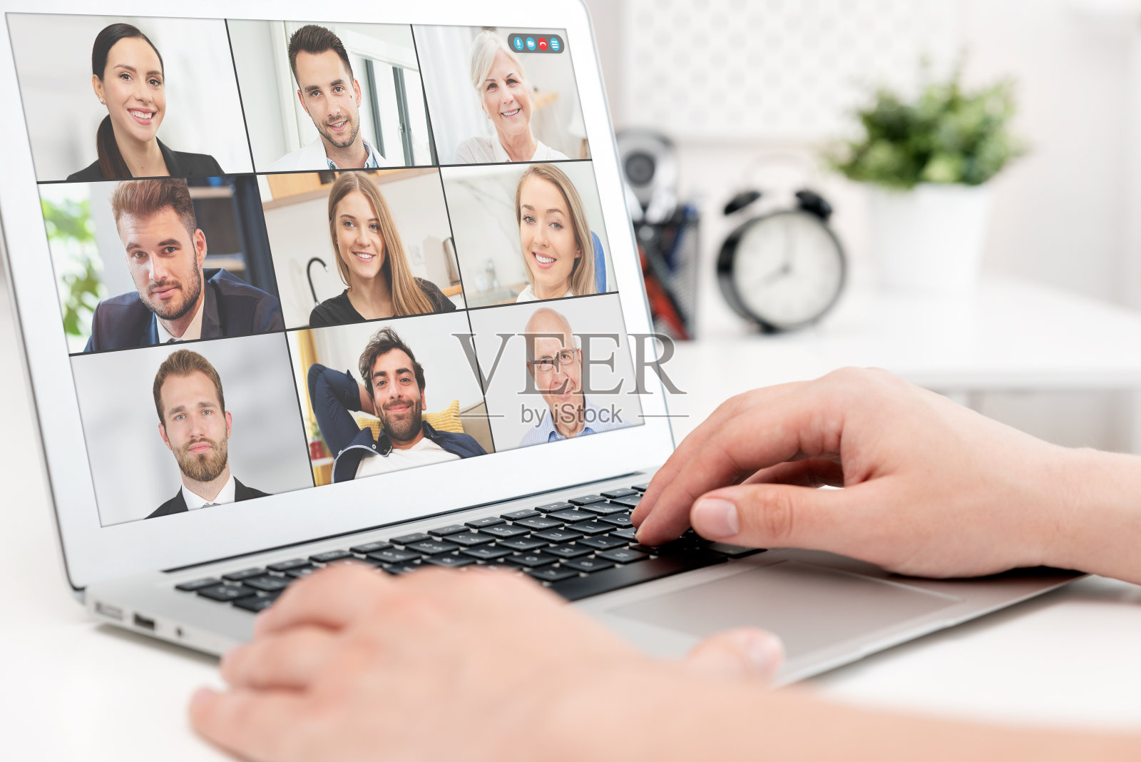 与多个员工进行视频会议照片摄影图片