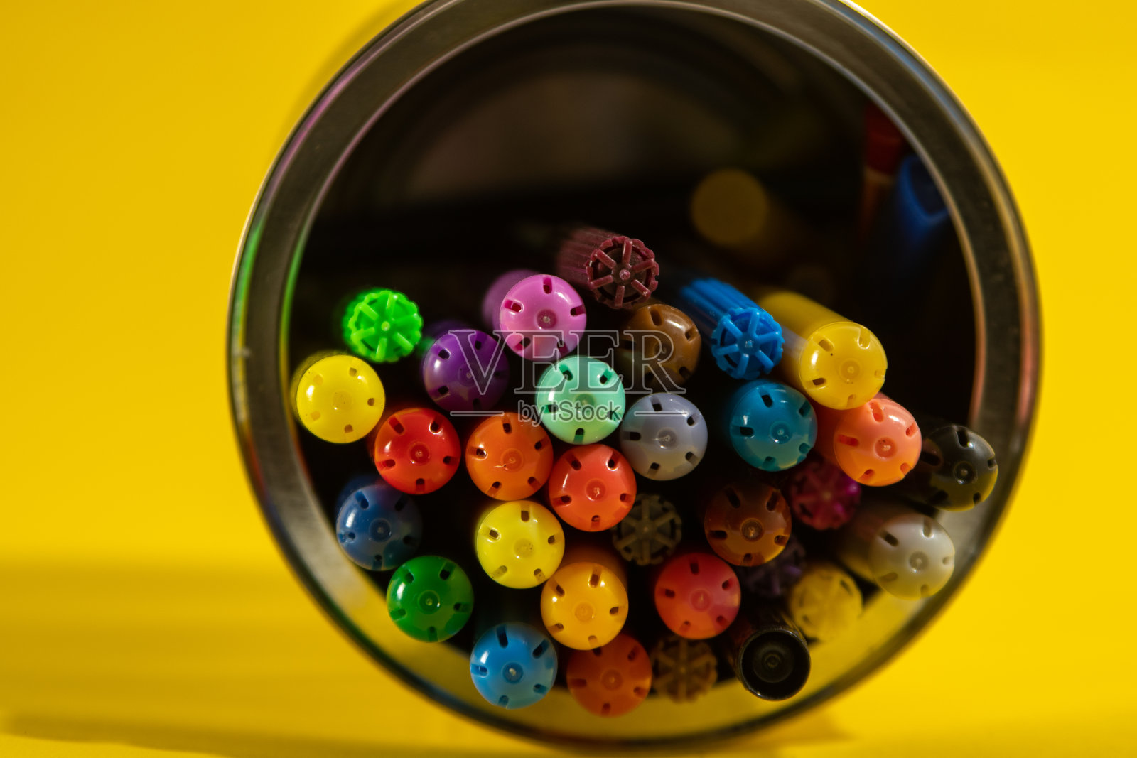 装在铅笔盒里的彩色毡头笔照片摄影图片