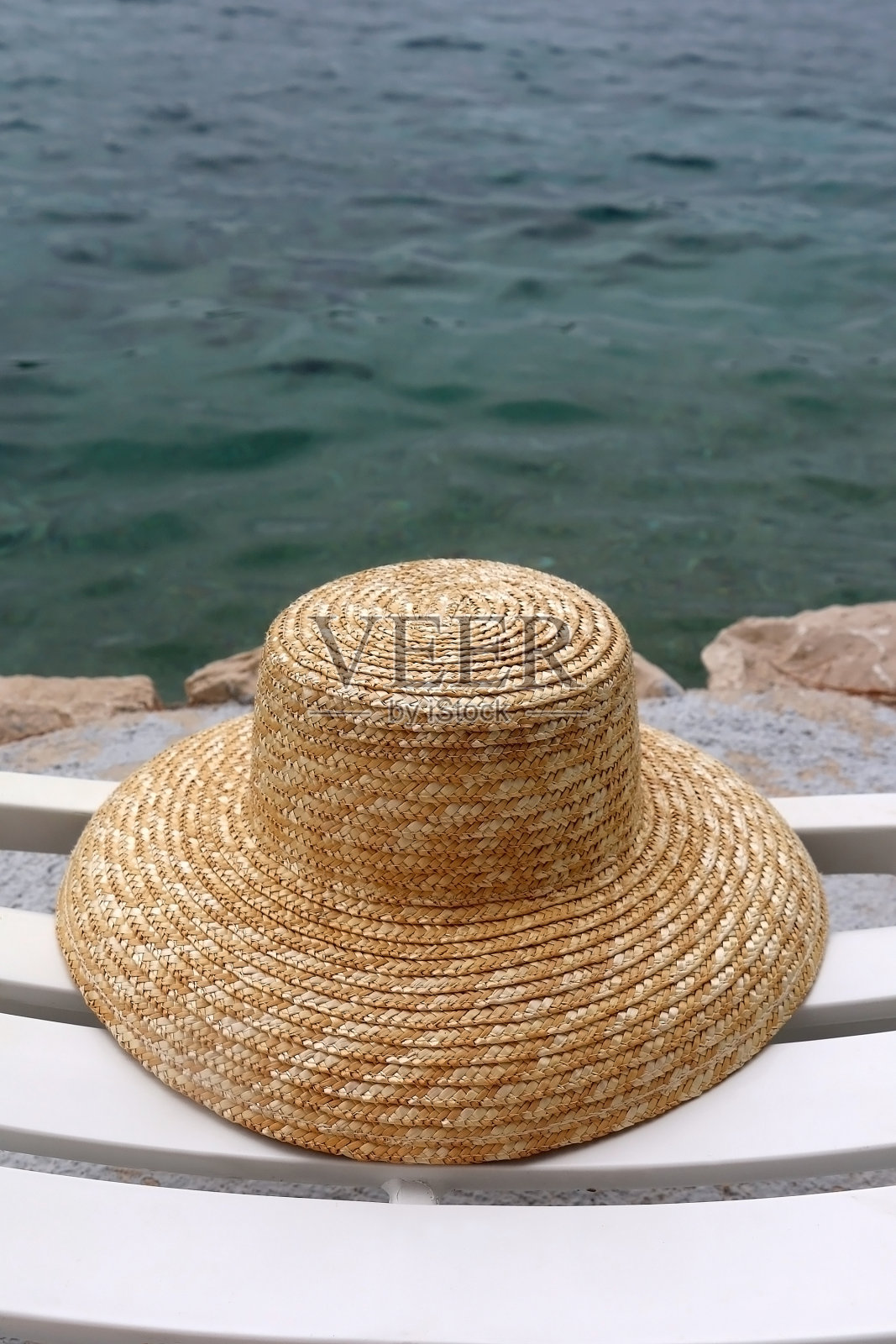 海滩上的帽子照片摄影图片