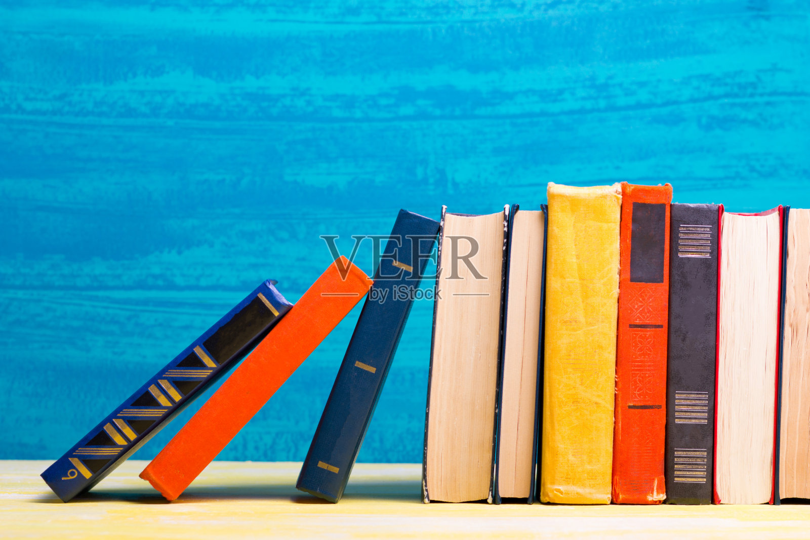 书在木桌桌上和抽象的背景。教育背景。副本的空间。回到学校。照片摄影图片