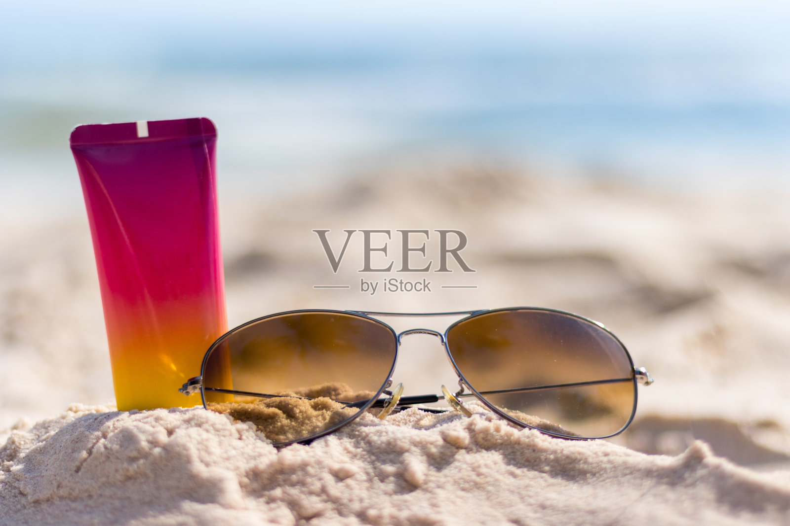 太阳镜和防晒霜照片摄影图片