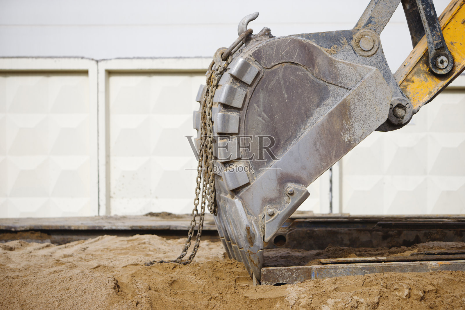 关闭挖掘机(平地机，拖拉机)铲斗链/照片摄影图片