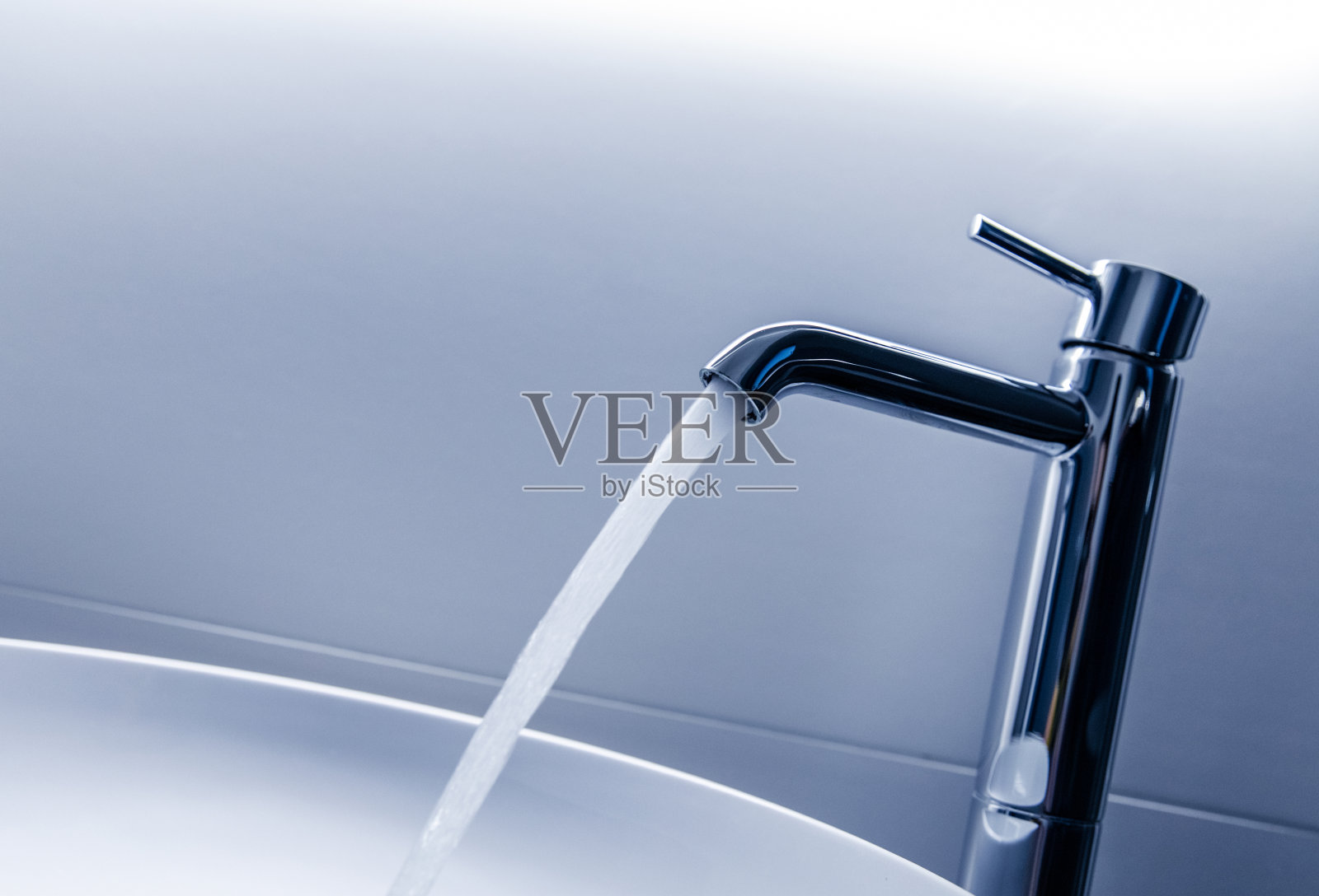 现代水龙头与水运行照片摄影图片