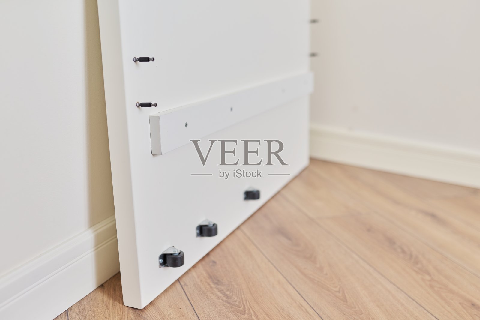 家具细节近景，组装，家中白色木质家具照片摄影图片