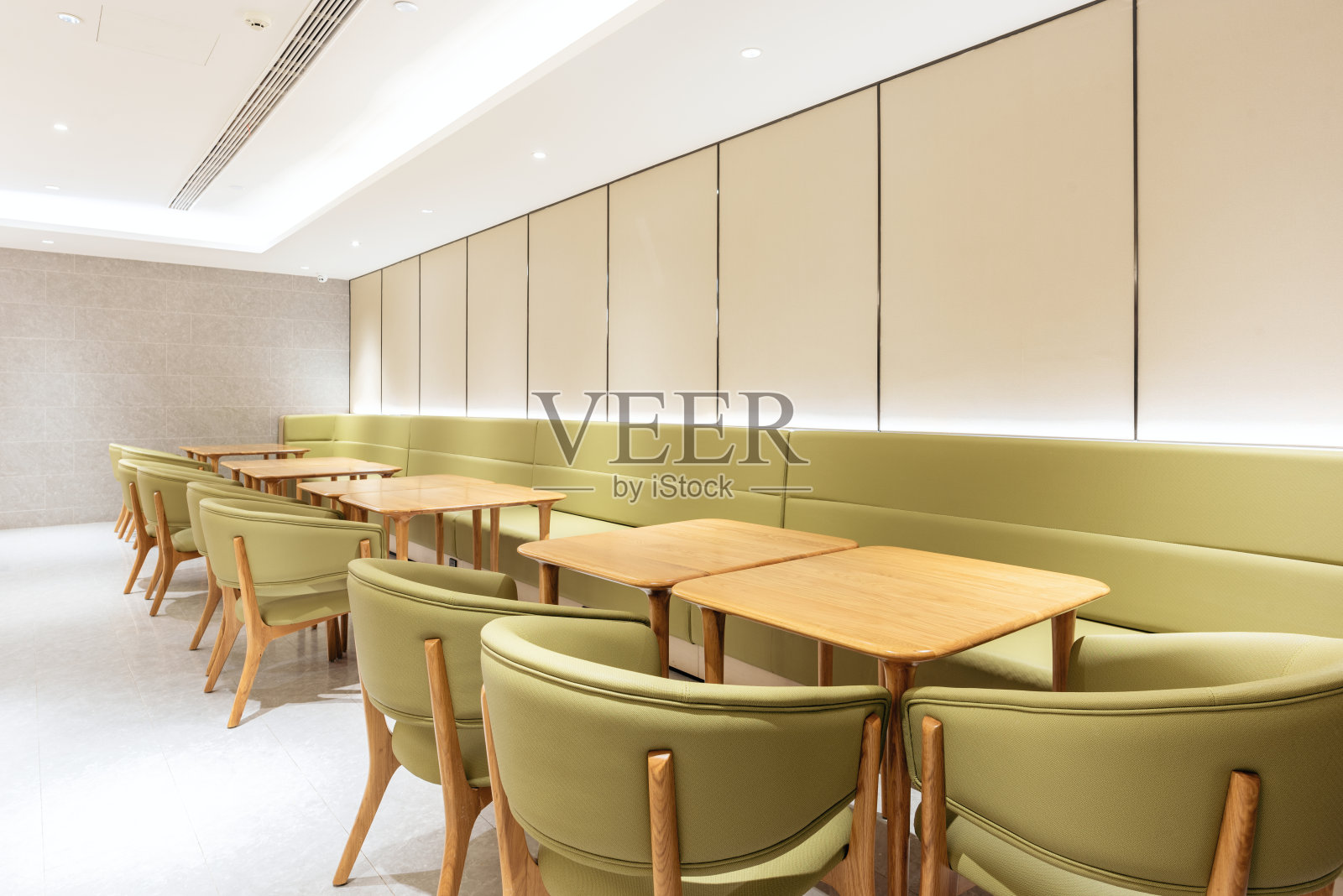 舒适整洁空间中的黄色椅子和桌子照片摄影图片