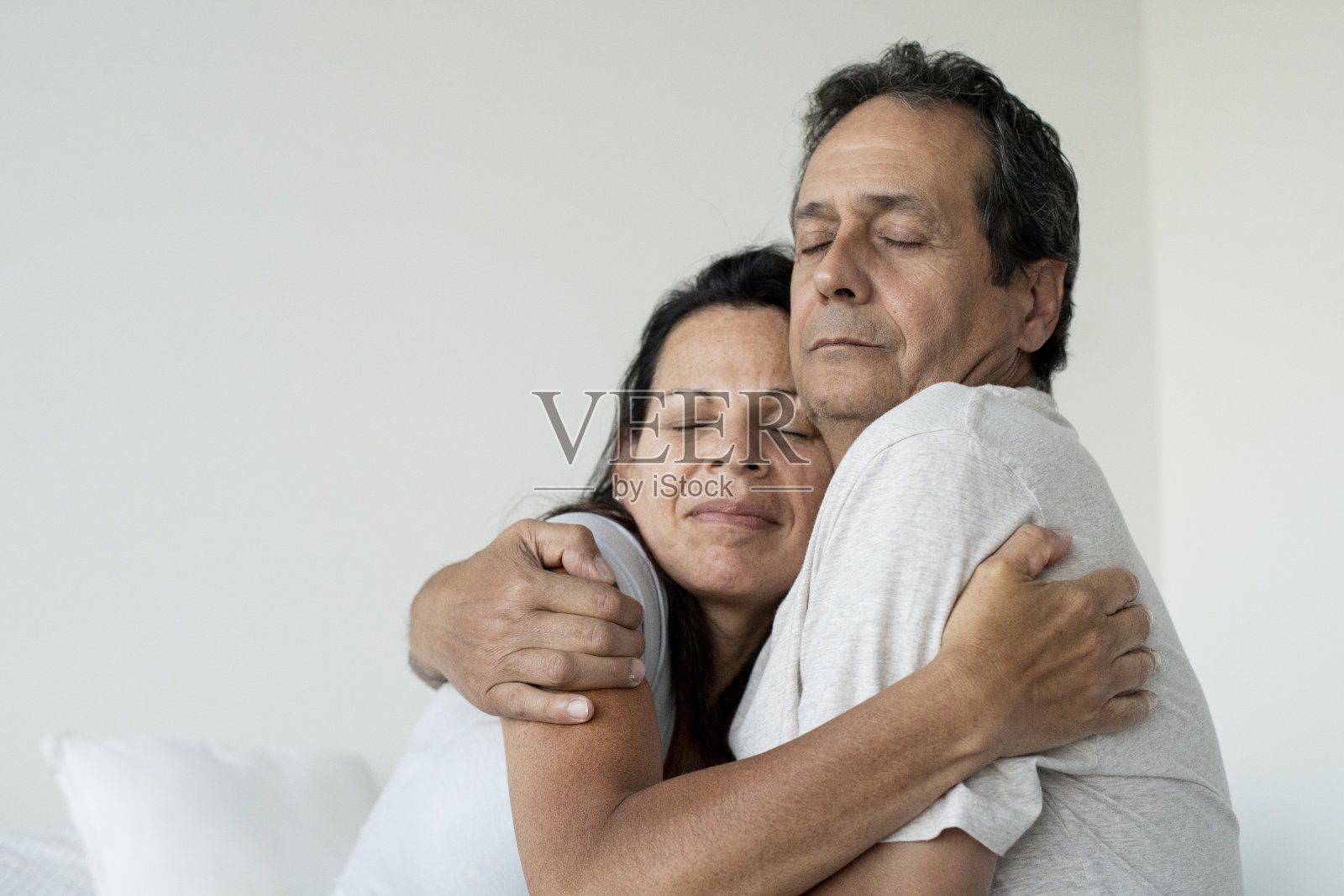 一对成熟的情侣在卧室里拥抱对方照片摄影图片