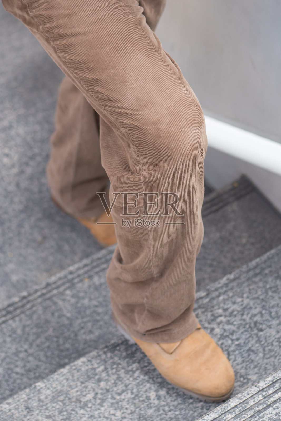 膝盖关节痛概念，腿上楼梯照片摄影图片