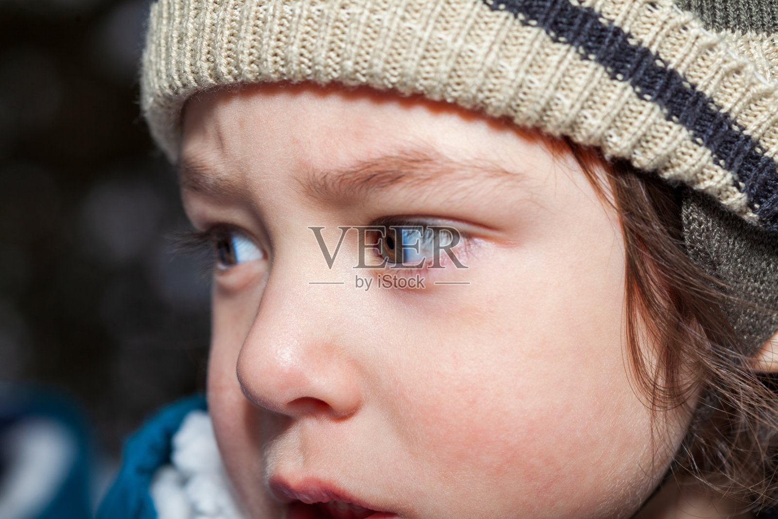 室外冬天男孩的肖像照片摄影图片