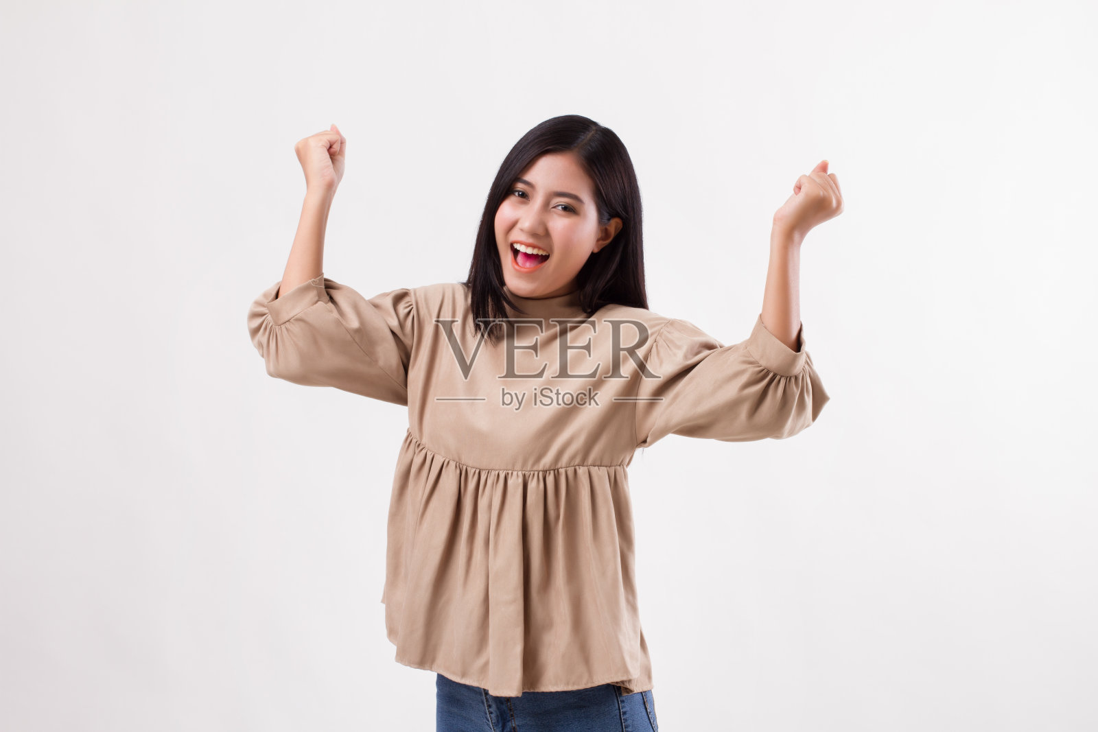 兴奋快乐微笑潇洒随意的阿拉伯亚洲女人摆出欢快、成功的姿势照片摄影图片