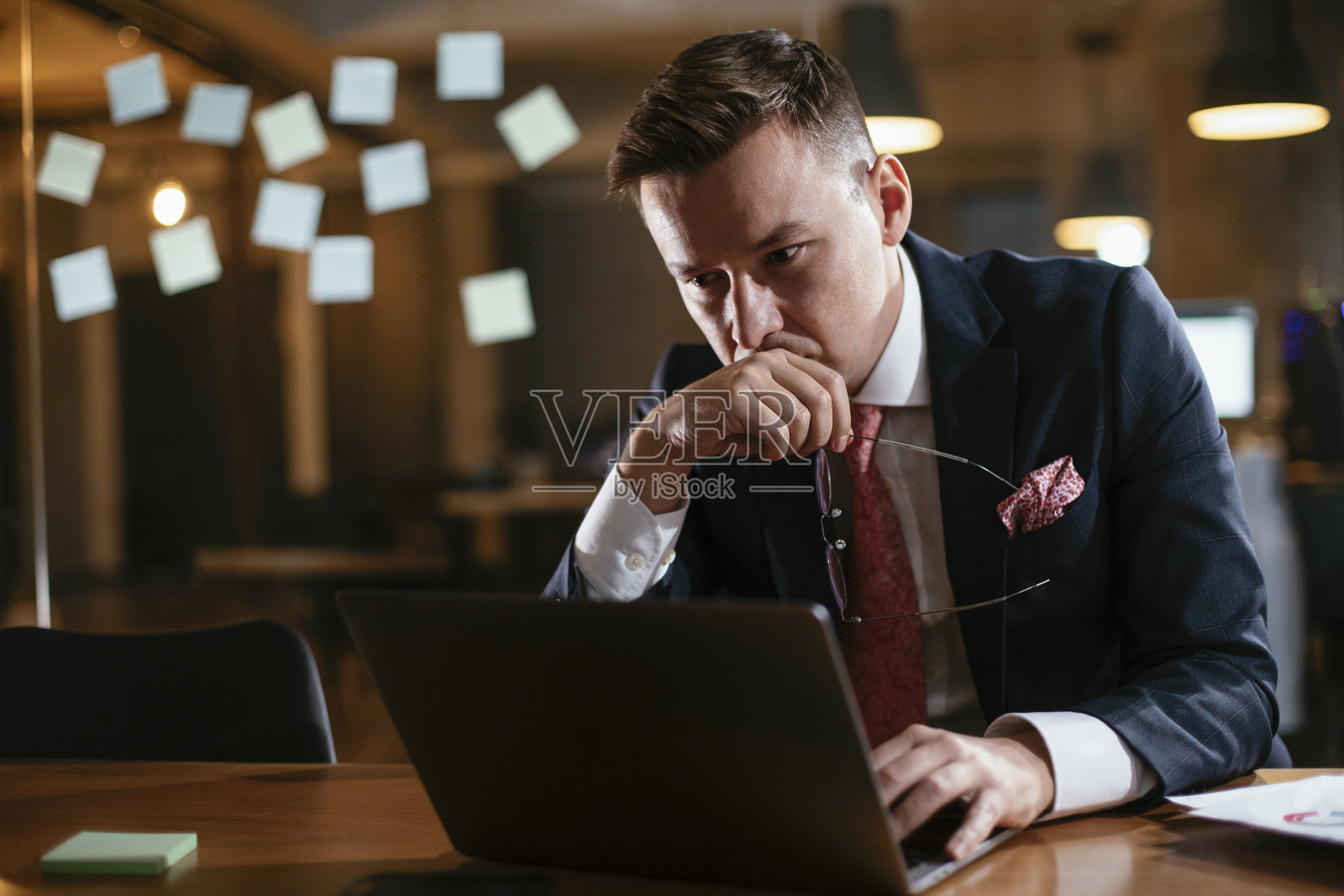 年轻的商人在办公室里使用笔记本电脑照片摄影图片