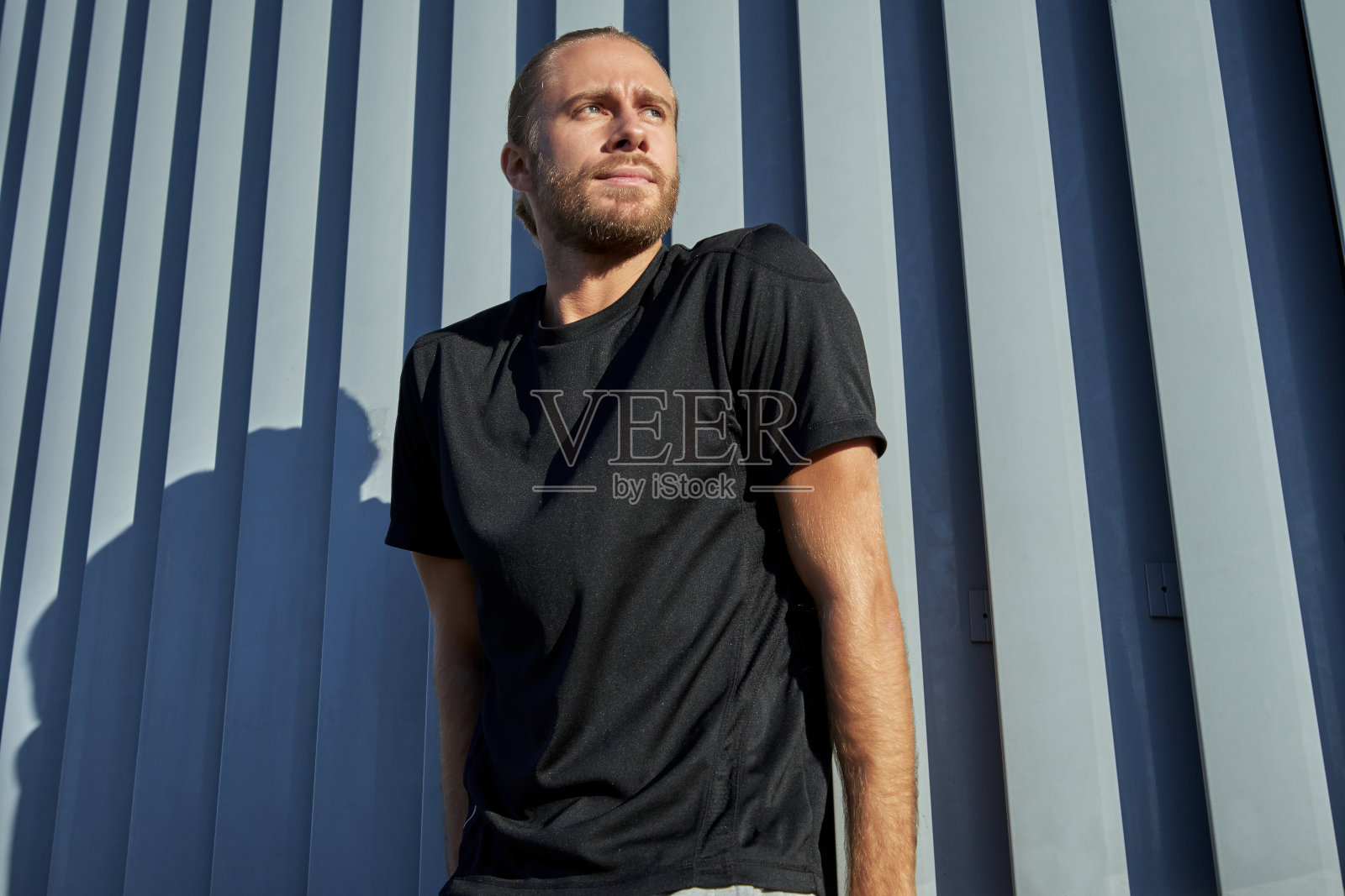 帅气的年轻白人男子的肖像穿着运动服照片摄影图片