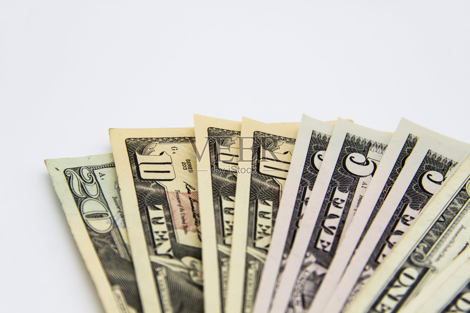 风扇的钱。把美元放在浅色的背景上。20、10、5和1美元钞票照片摄影图片