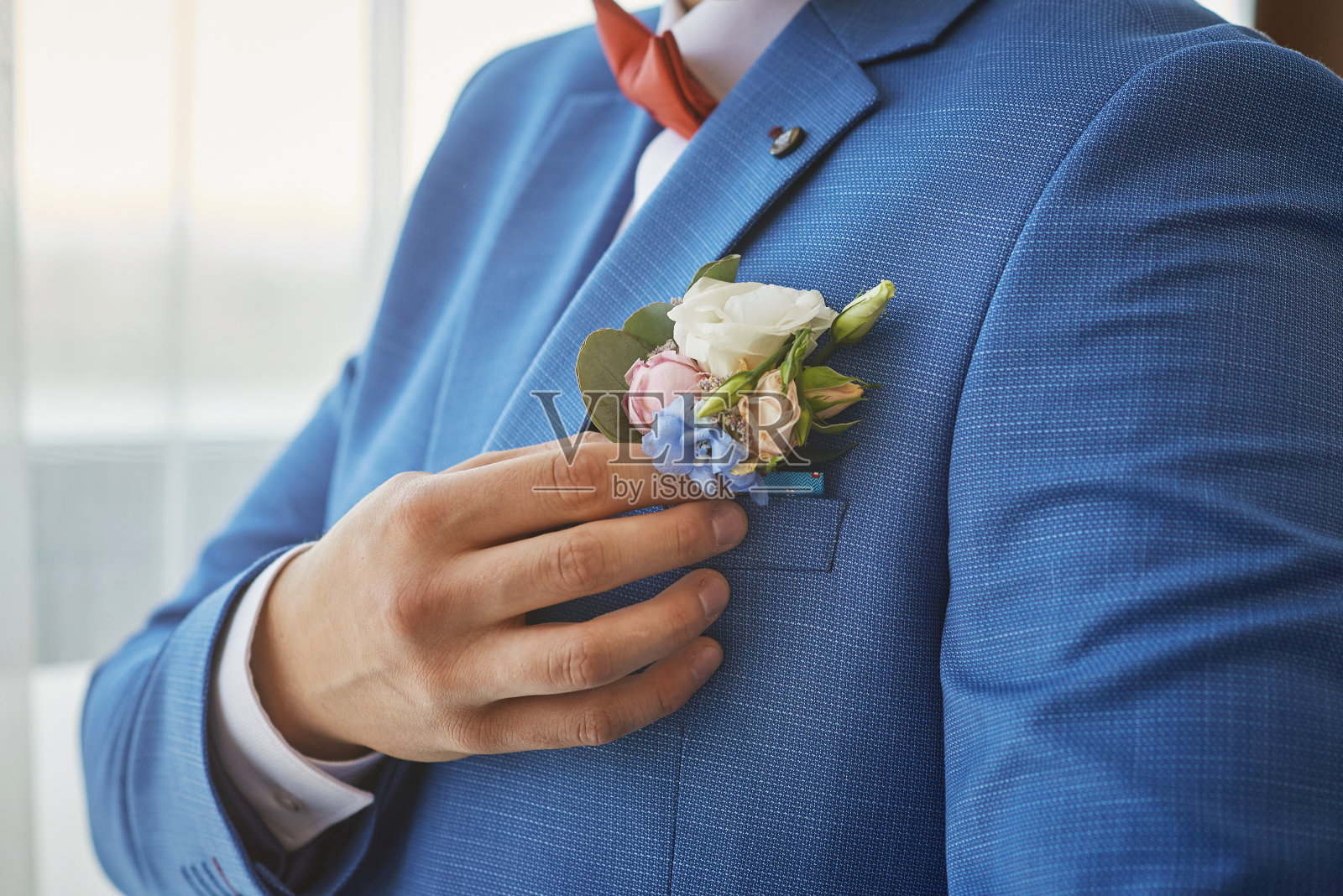 新郎正整理西装上的胸花。为婚礼做准备。特写、宏照片摄影图片