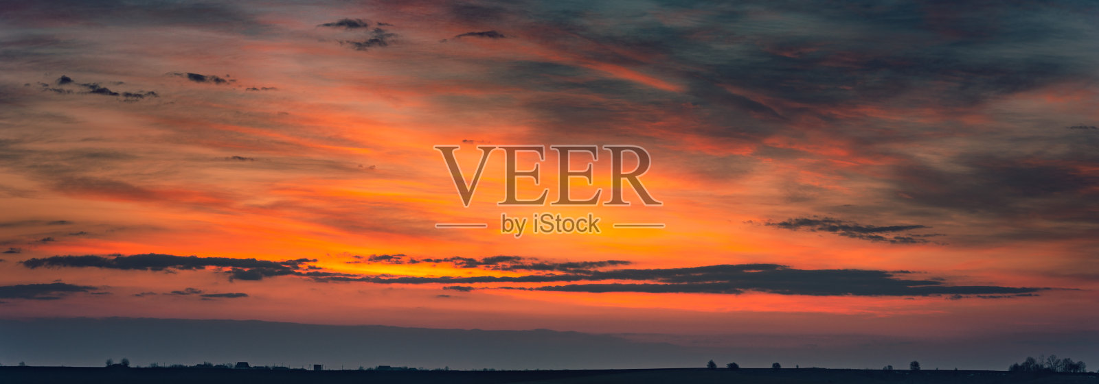 田野景观在夏季日落和日出照片摄影图片