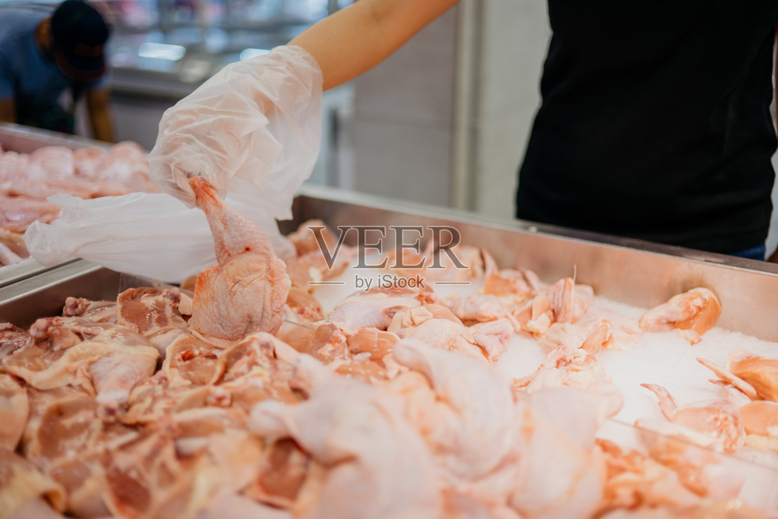 在超市选购新鲜鸡肉的女人照片摄影图片