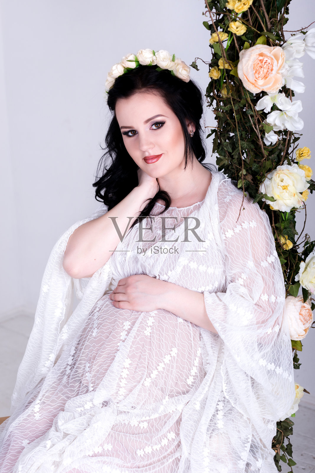 一个美丽的孕妇在白色雪纺披肩的肖像照片摄影图片