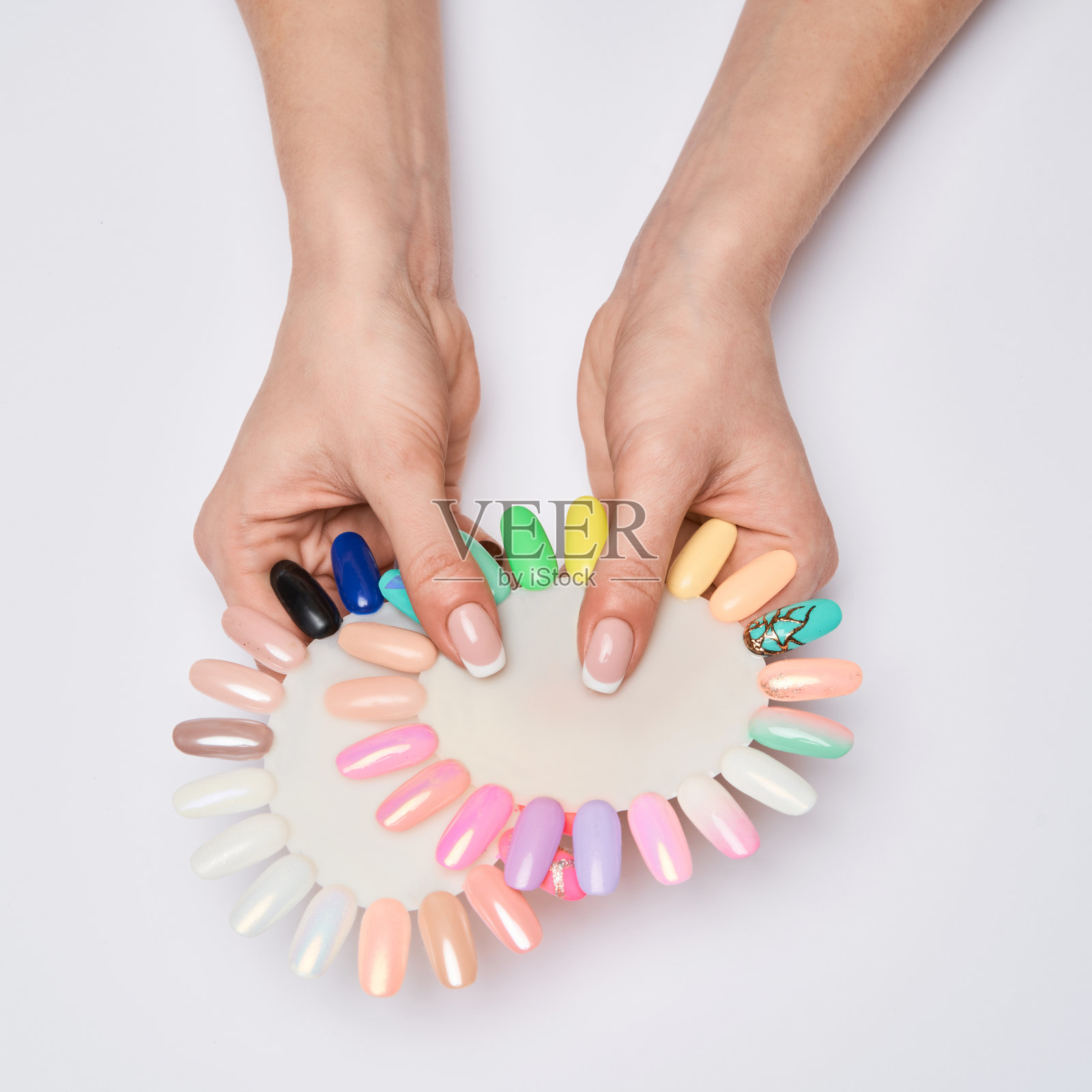 女性与整洁的手和健康的指甲持有调色板与色块收集指甲油美甲照片摄影图片