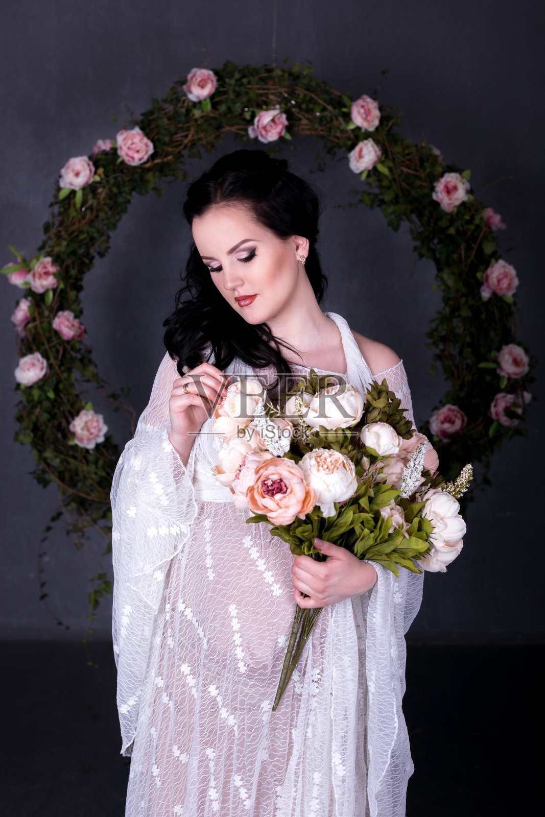 一个美丽的孕妇在白色雪纺披肩的肖像照片摄影图片