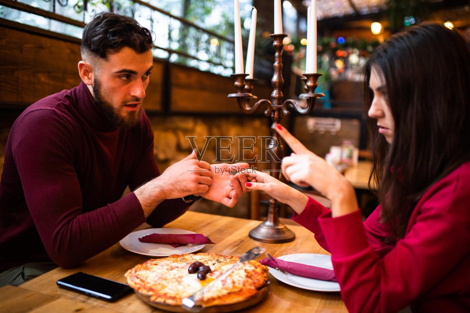 一对在餐厅吵架的夫妇照片摄影图片