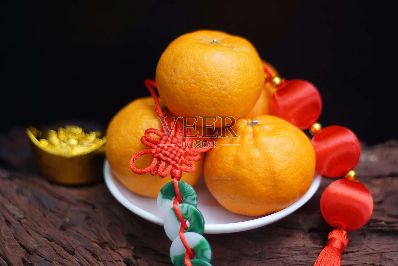 农历新年——金元宝、玉器、红灯笼的桔子照片摄影图片